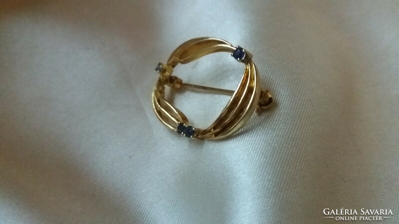 Gold-plated silver brooch with sapphire
