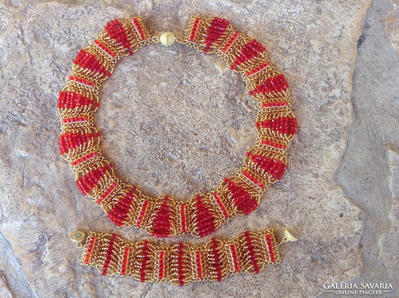 Arany és piros gyöngyékszer szett: karkötő és extravagáns nyakék, Kleopátra egyiptomi stílus