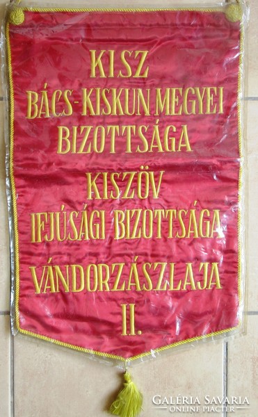 Szocreál KISZ selyem zászló, eredeti védő fóliában,32 cm széles, hossza 49 cm.