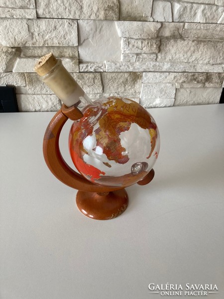 Globe-shaped drink holder
