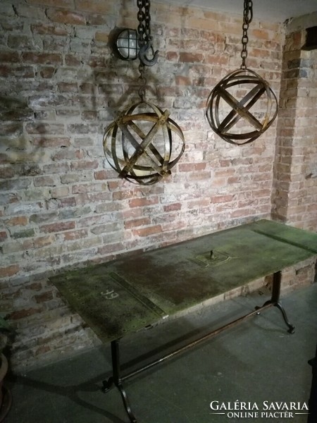 Gömb lámpa, régi vasanyagból, egyedileg készített lámpa, ipari stílusban, mennyezeti gömb dekoráció