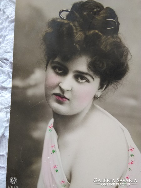 Antik kézzel színezett, romantikus fotólap/képeslap hölgy halvány pink ruhában 1908