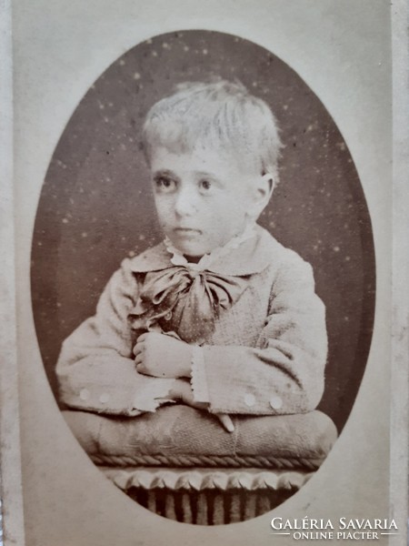 Antik gyerekfotó Mai Manó és Társa fotográfus régi műtermi fénykép kisfiú