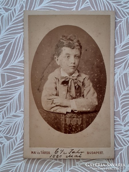 Antik gyerekfotó 1880 Mai Manó és Társa fotográfus régi műtermi fénykép kisfiú