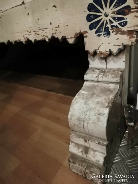 Előszoba fal, neoreneszánsz stílusú de kicsit népies beütéssel, érdekes 19. századi bútor