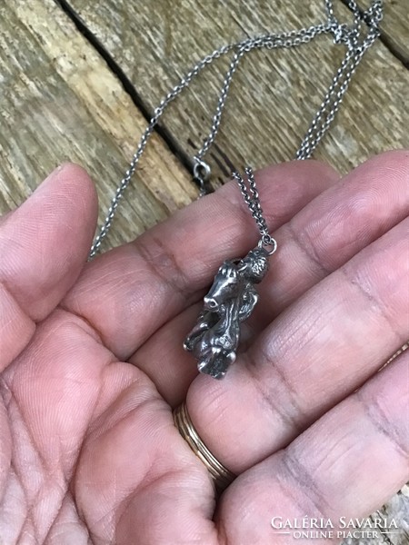 Régi kézműves ezüst kisplasztika medál ezüstözött nyakláncon