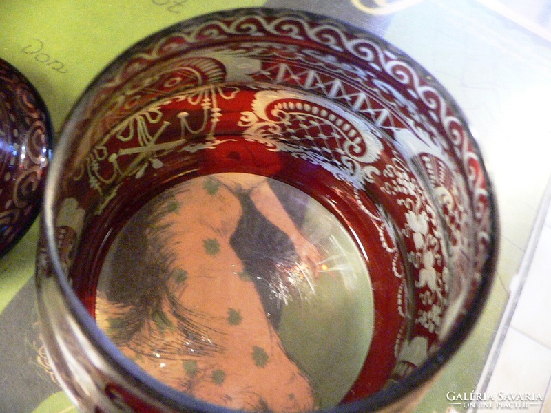 Burgundy polished glass bonbonier with lid