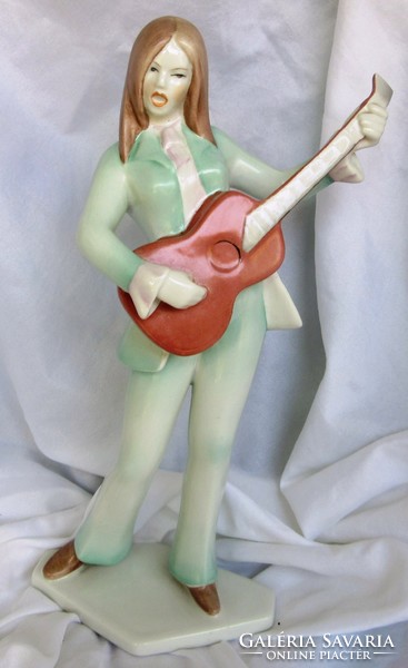 Aquincum porcelán szobor, gitározó nő, jelzett,  25 cm magas