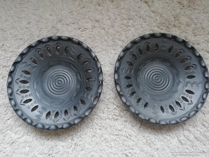 Wall plates and decorative plates with black ruffled edges