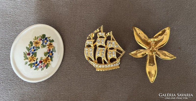 Gilded brooches, badges