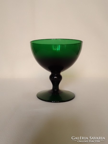 Gyönyörű színes sötét árnyalatú zöld üveg talpas kehely, italos, fagylalt, dísz