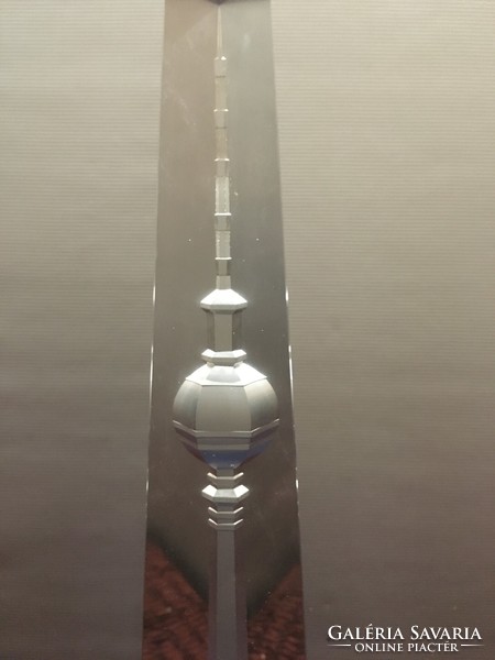 A crystal depicting the Berlin TV tower polished with a special technique!!!!! 22 cm!!!