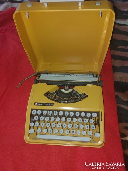 Olivetti lettera 82 typewriter