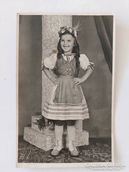 Régi gyerekfotó képeslap fotó levelezőlap kislány népviselet