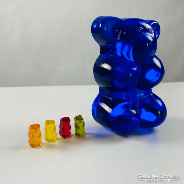 Kék Haribo "Üvegmaci" szobor