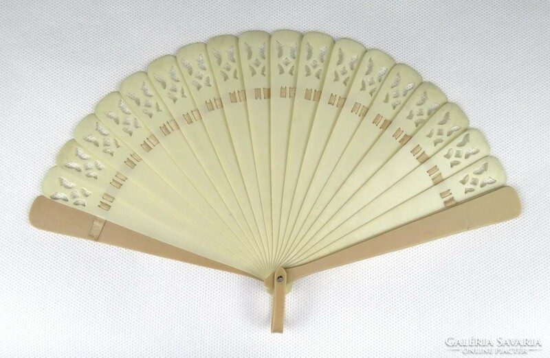 1K595 21-member butter-colored openwork small fan