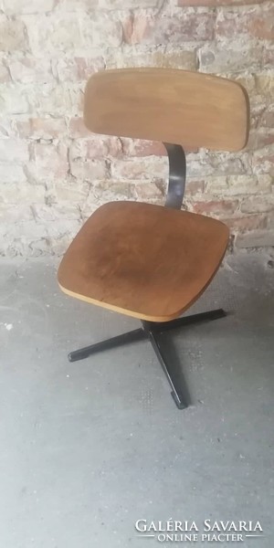 Workshop chair, restored with brown stain, x-legged workshop chair from the 1960s, adjustable height