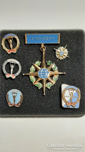The medal for peace and the mini badge + 4 pieces of the badge for peace are sold together