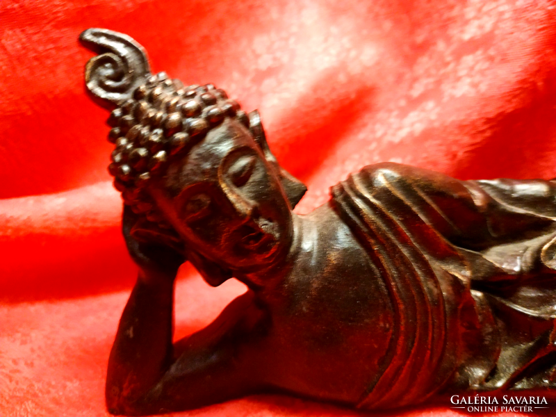 Fekvő hindu istenség
