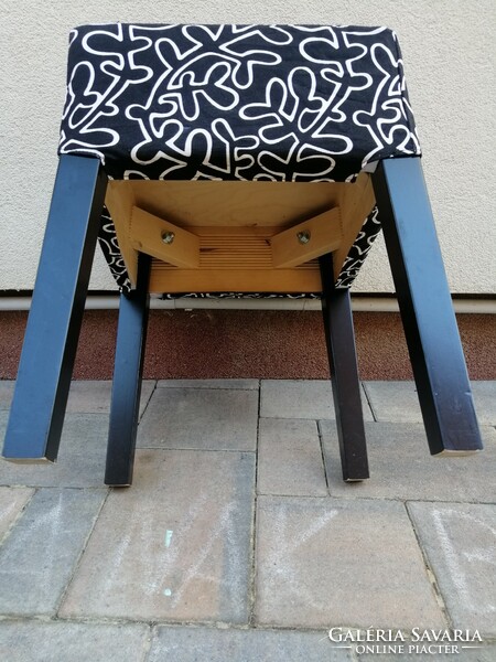 ﻿Retró modern szék.