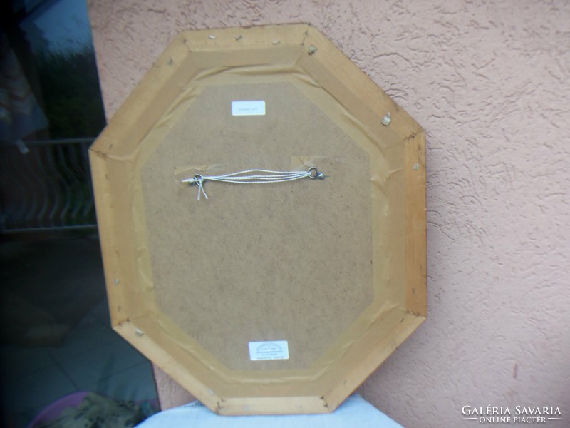 Octagonal picture frame with picture