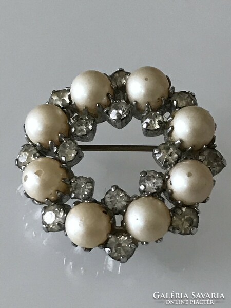 Brooch inlaid with crystals and tekla pearls, 3 cm diameter