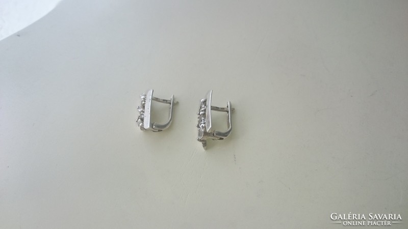 Silver earrings decorated with zircon stones 925