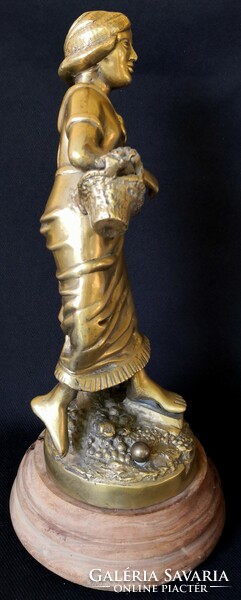 DT/147 - Kosaras lány, bronzszobor