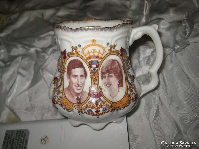 Az angol királyi pár  / az eredeti  /  Charls   a  jelenlegi  III. Károly és a néhai  Diana  hercegn