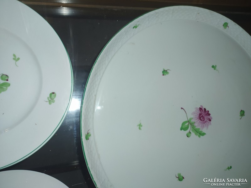 Marked, tora bowl, serving diameter: 36 cm, and 4 small plates 20 cm.