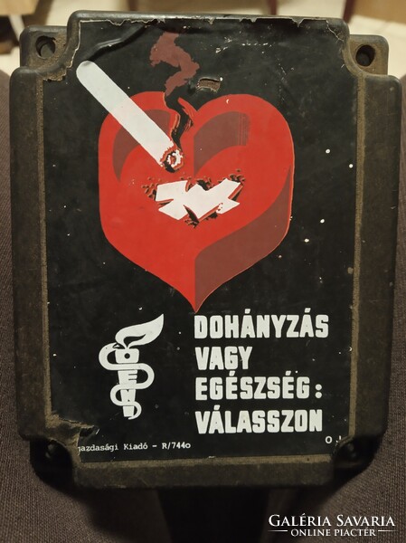 Oeni anti-smoking propaganda sticker, on electrical installation box