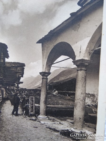 Antik képeslap Svájc Zermatt, hegyek Winkelmatten kápolna, hordár fiúk kosárral 1920 körül