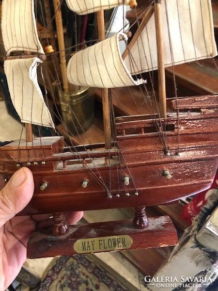 Wooden ship model, in good condition, 30 cm in size. May flower