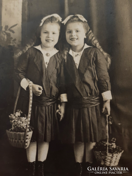 Régi gyerekfotó vintage fénykép kislányok Salgó fényképész Budapest