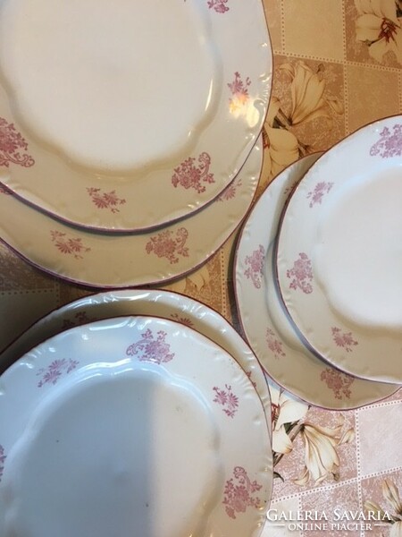 Zsolnay plate set with feathered, pink pattern