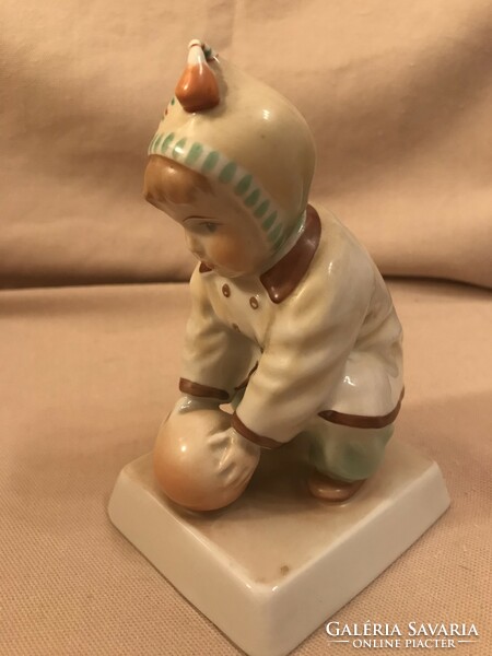 Zsolnay pajzspecsétes labdázó kisfiú porcelán Sinkó szobor