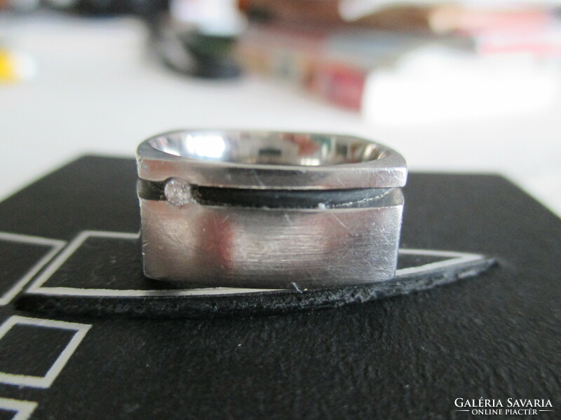Brillel (valódi csiszolt gyémánttal) ékített nemesacél design gyűrű dobozában (Ernstes Design)