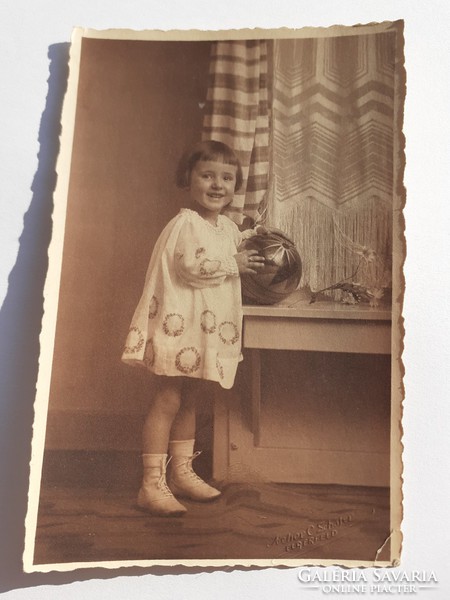 Régi gyerekfotó vintage fénykép kislány labdával