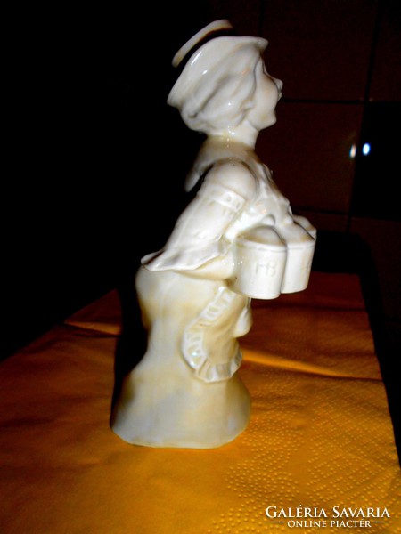 Különleges majolika röviditalos kis  palack   női figura