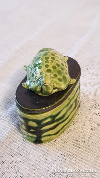 Régi, ovális alakú, zöld, kerámia bonbonier, tetején teknősbéka figurával.