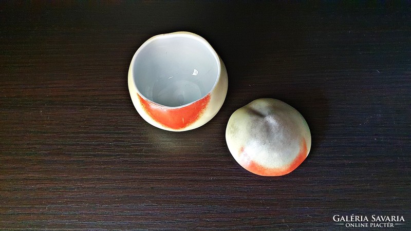HÜTTL Porcelán, alma vagy őszibarack, bonbonier, 1900 elejéről. Különleges. Hüttl Tivadar jelzéssel.