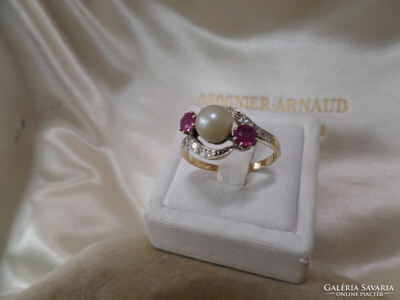 Arany gyűrű rubinokkal, gyönggyel és gyémántokkal