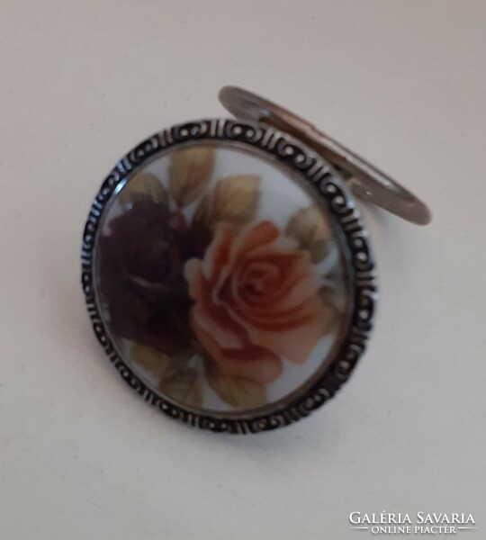 Retro scarf clasp brooch in good condition, decorated with a porcelain rose pattern