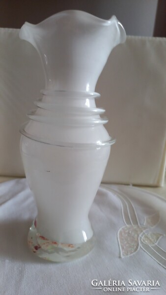 Tejüveg, anyagában színezett, fodros szélű, nyakánál üvegszállal díszített kézműves váza.