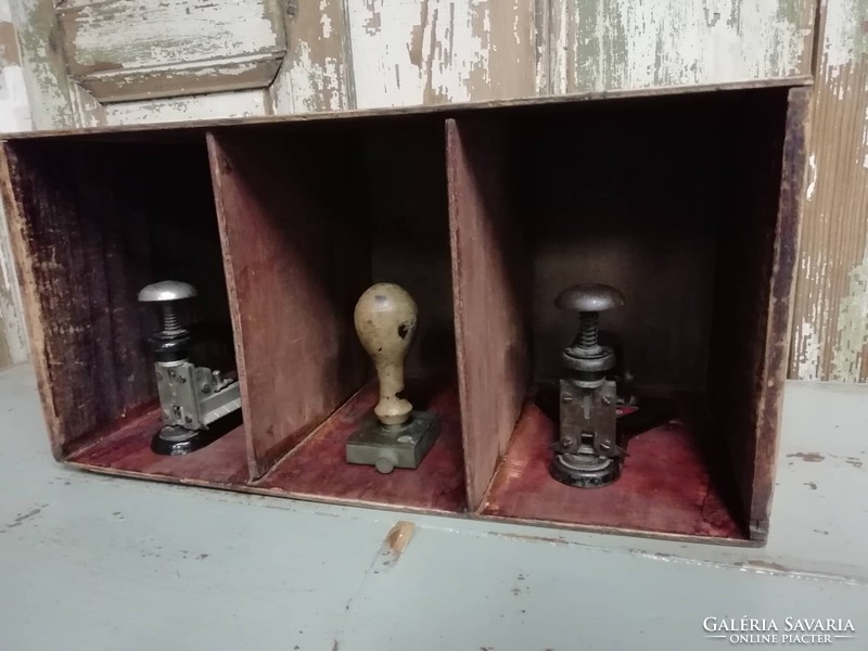 Studium tűzőgépek, 2 darab és egy régi pecsét, fa dobozban egyben, installációként
