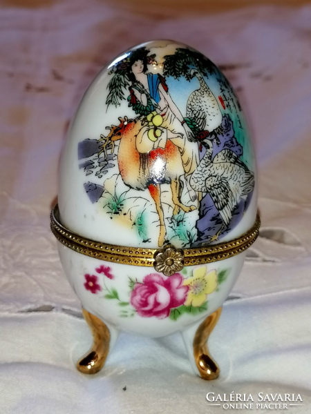 Porcelain jewelry holder with eggs