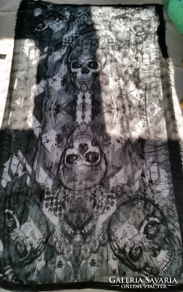 Halálfejes nagyméretű fekete-fehér-szürke sál ,kendő  stóla, strandkendő 110 x 200 cm