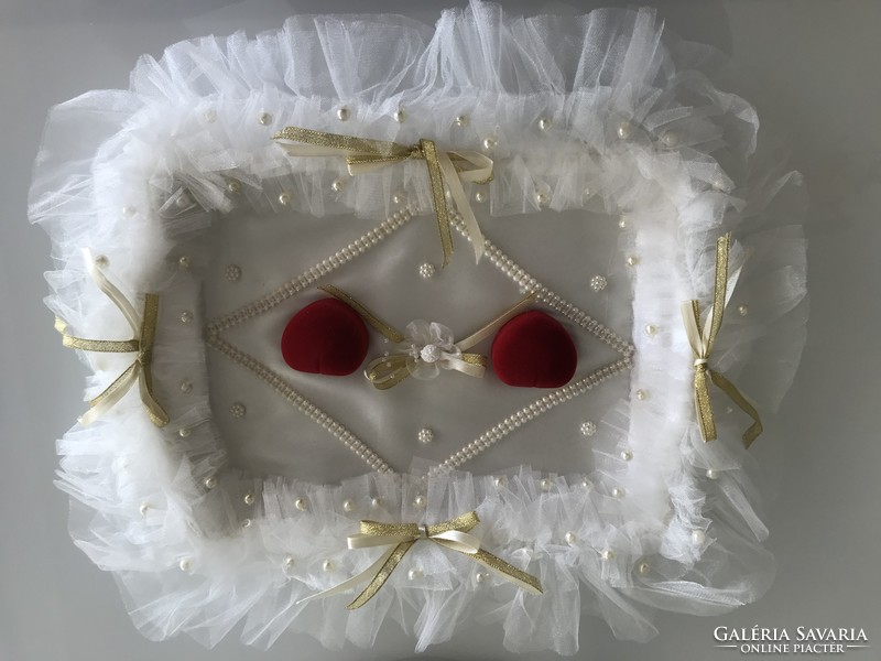 Esküvői gyűrűtartó tálca szív alakú dobozokkal, gyöngyökkel