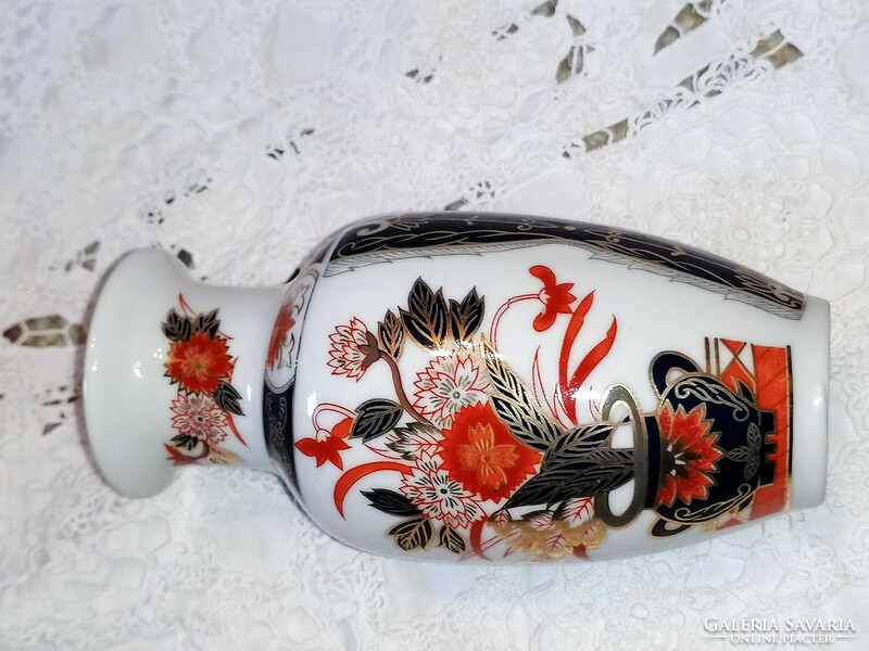 Vintage Imari porcelán, japán öblös váza, jellegzetes piros virágokkal