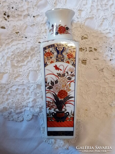 Vintage Imari porcelán, japán váza, jellegzetes piros virágokkal